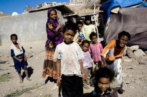 An al muhamasheen woman with her children in Taizz, Yemen